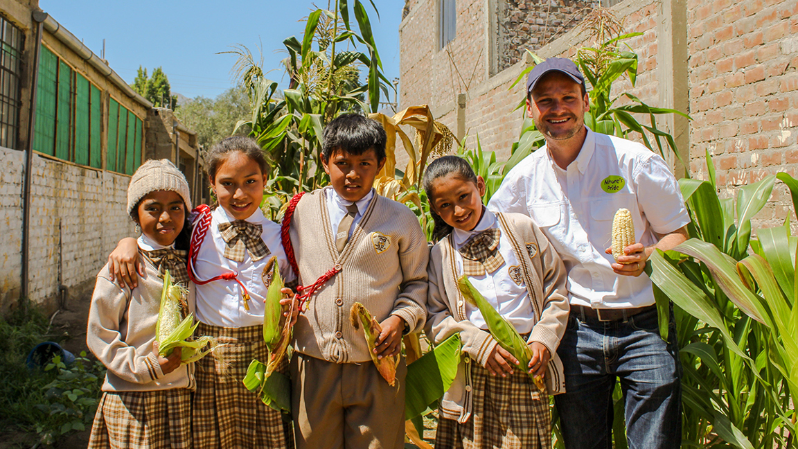 Peruanische Kinder ernten ein gesunden Mittagessen Nature's Pride
